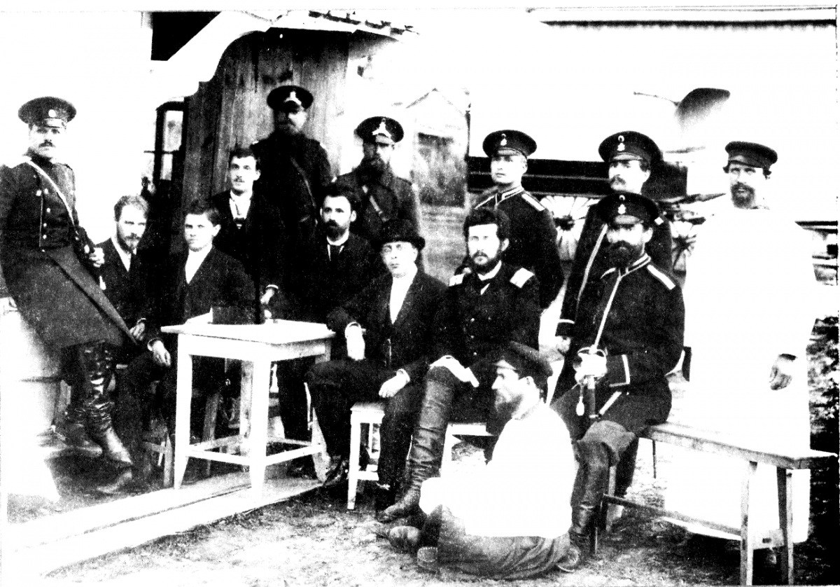 Надпись: Санитарно-медицинский персонал во время холерного годана фоне холерного госпиталя. г.Н.Новгород. 1891-92 г.г.